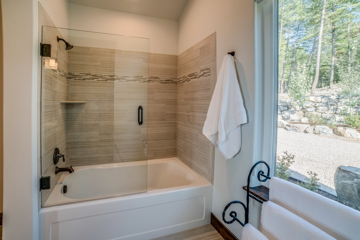 Shower & Tub Installation in Naranja